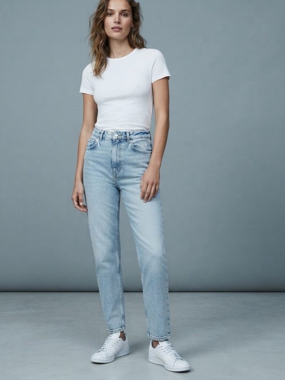 Zara Light Wash High-Waisted Mom Jeans / Slim Fit Denim – Size USA 6 (EUR 38)